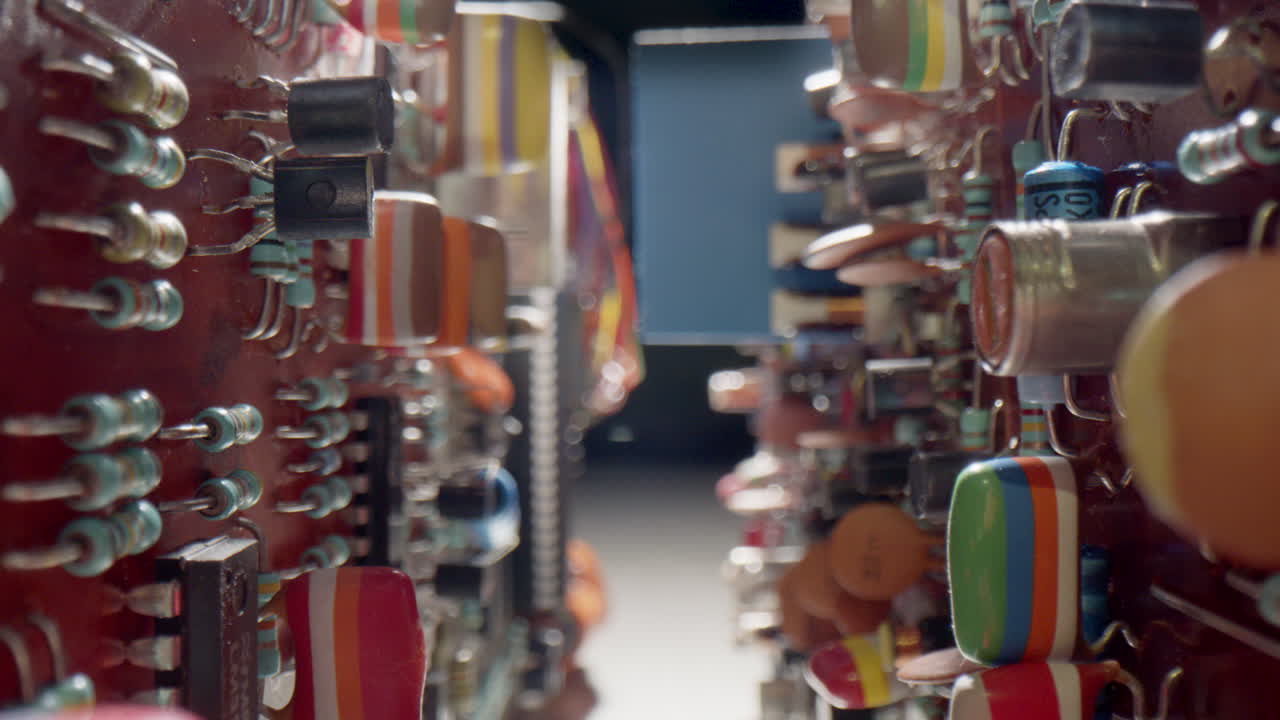 오래된 인쇄 회로 보드의 전기 부품 사이의 상세한 도리