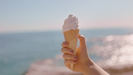 Nahaufnahme-Einer-Frau-Mit-Einem-Dessert-Mit-Eis-Und-Vanillegeschmack-Am-Wunderschönen-Sonnigen-Strand,-Die-Den-Sommerurlaub-Genießt-Und-Softeis-Isst