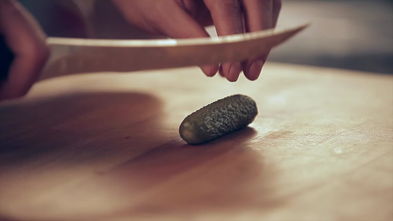 cortar el pepino en rodajas circulares