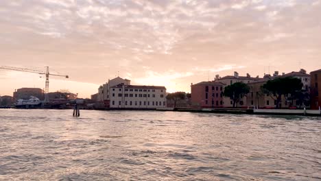 Barco-De-Vaporetto-Cruzando-El-Gran-Canal-Cerca-De-Las-Afueras-De-Venecia-Durante-La-Puesta-De-Sol-En-Italia