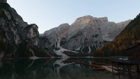 Lago-Di-Braies,-Berühmter-Alpensee-In-Den-Italienischen-Dolomiten---Zeitlupenschwenk-Nach-Rechts