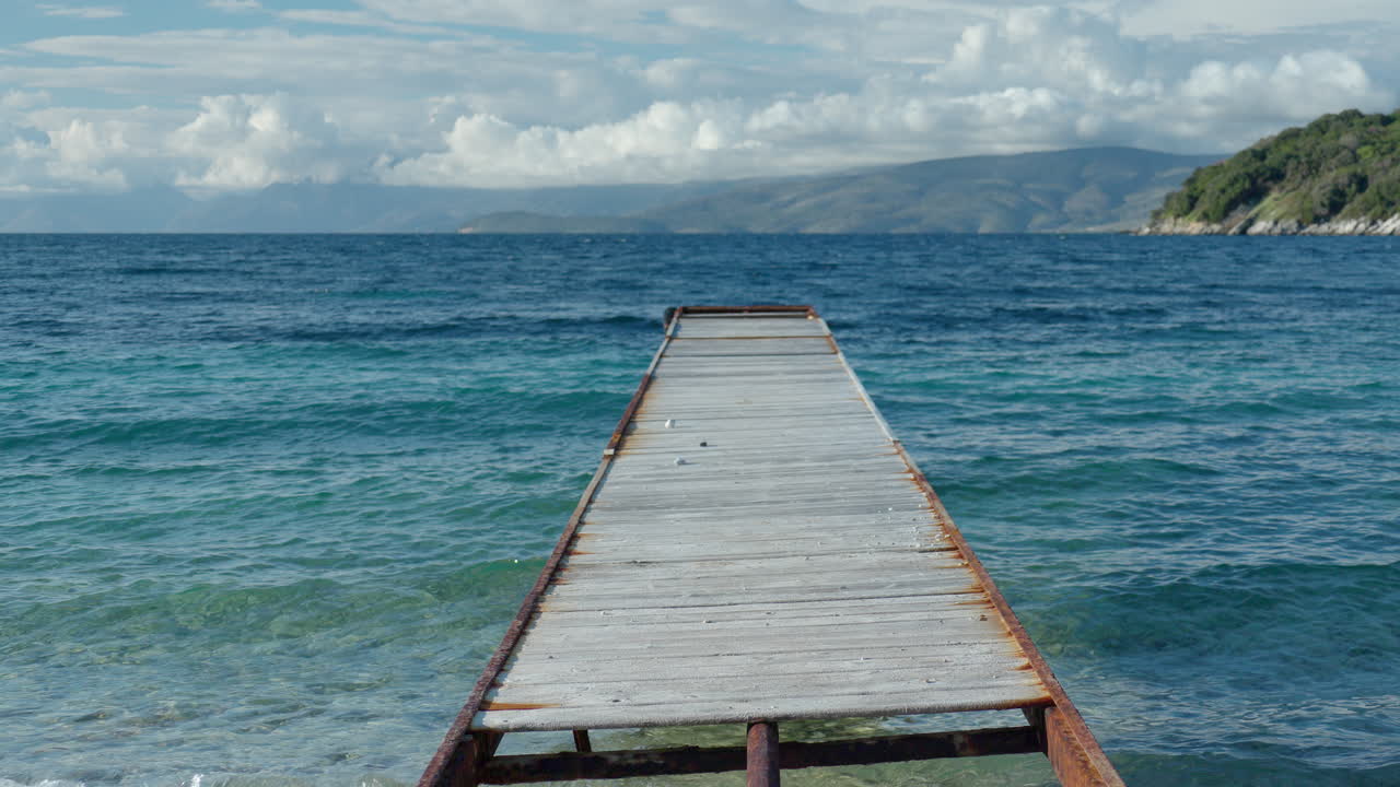 muelle de madera en la playa de corfú, grecia