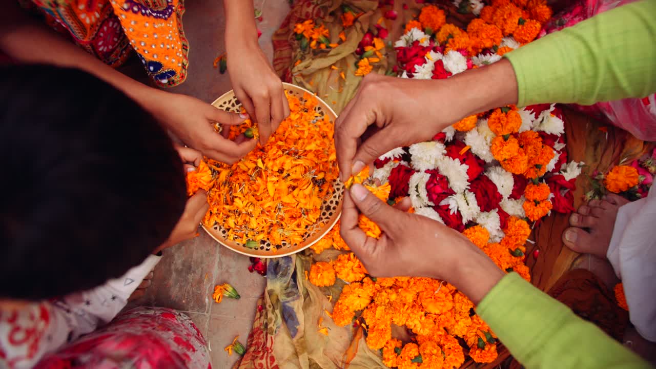 Genitori con bambini celebrano la tradizionale festa indiana del Diwali