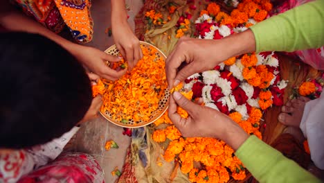 los padres con los niños celebran el festival tradicional indio de diwali