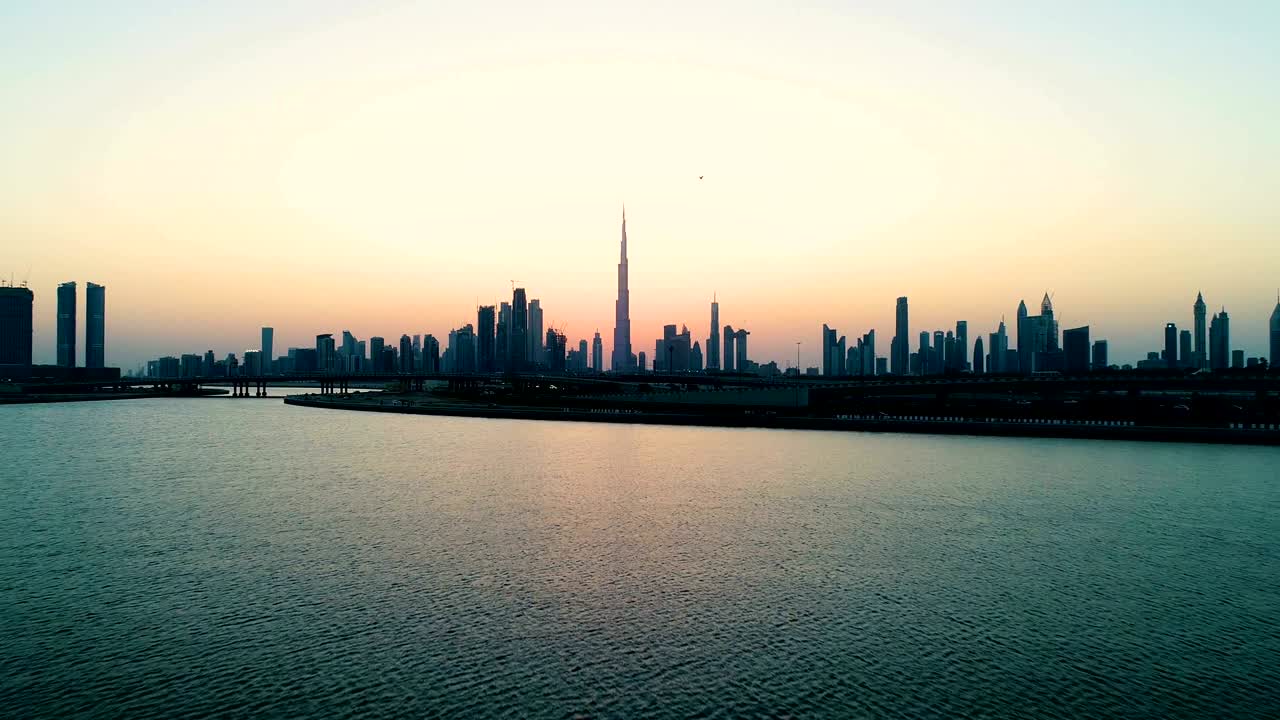vista aérea de un yate en la bahía de dubái durante la puesta de sol, uae