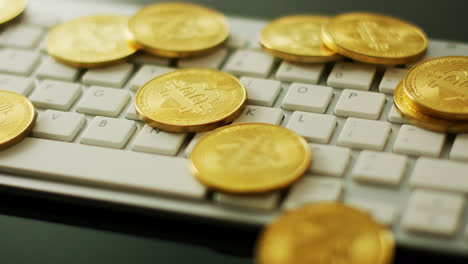 Goldene-Bitcoins-Auf-Der-Tastatur