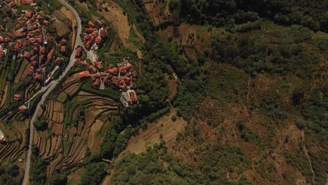 pueblo en la naturaleza