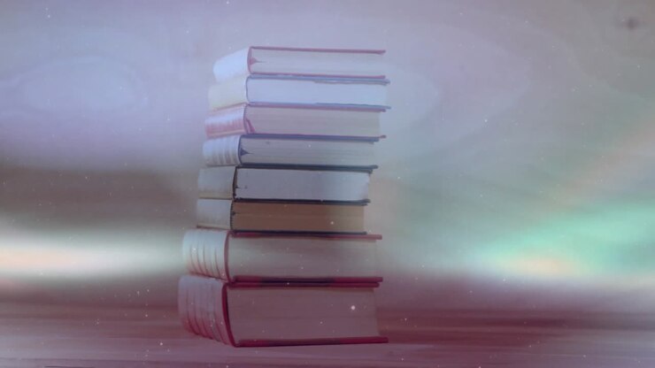 Fasci di luce colorata che spazzano un tavolo di legno, evidenziando i dorsi dei libri che si spostano con scintillii fluttuanti