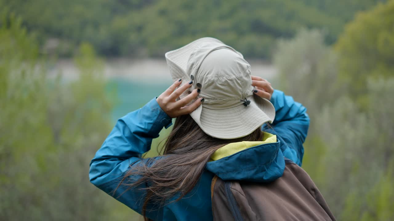 숲 에서 산책 하는 여자