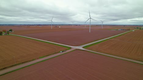 Cruce-Aéreo-Entre-Turbinas-Eólicas-Y-Campos-Arados-Muestra-Energía-Rural-Sostenible,-New-Sharon,-Iowa