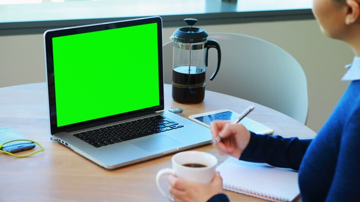 Kvindelig leder arbejder ved sin bærbare computer