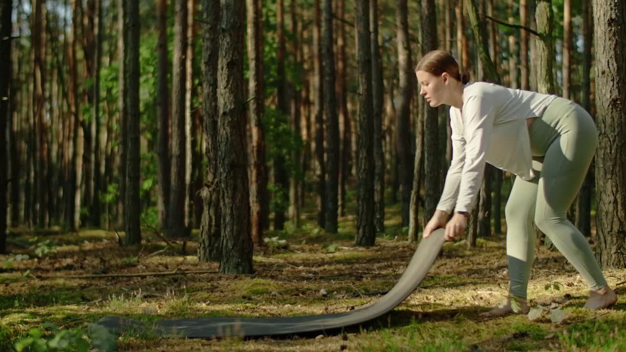 mujer practicando yoga en el bosque