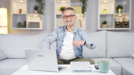 Un-Hombre-Sin-Problemas-De-Visión-Tira-Gafas-A-La-Basura.