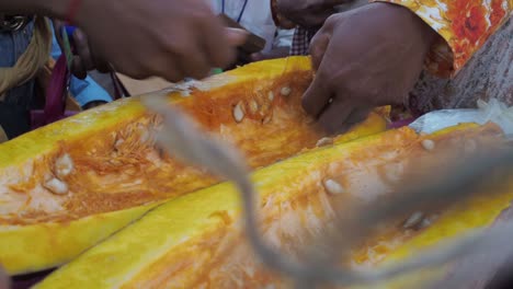 mujer quitando las semillas de una calabaza madura.