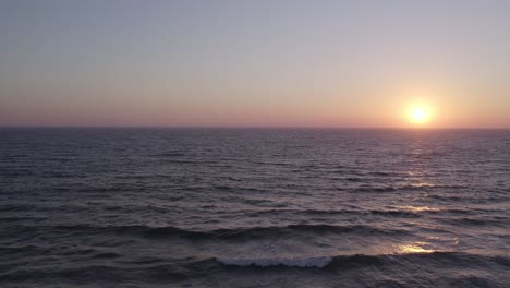 Wunderschöner-Orangefarbener-Und-Rosafarbener-Sonnenuntergang-In-Oxnard,-Kalifornien---4K-Drohnenflug-über-Dem-Ozean-Bei-Sonnenuntergang,-Kurze-Aufnahme