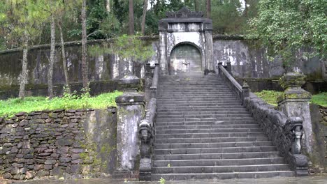 antigua escalera de piedra que conduce a la tumba