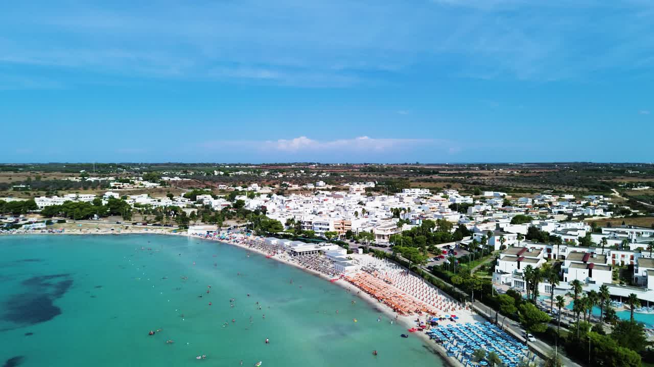 Costa italiana con edifici da resort, vista panoramica aerea