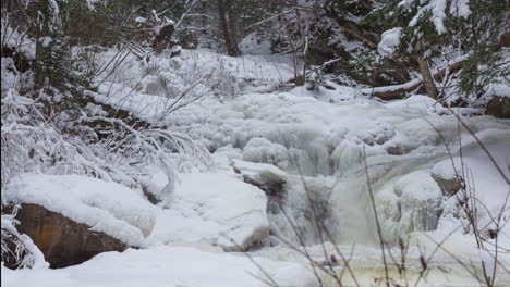 Bewegungszeitraffer-Eines-Schnee--Und-Eisbedeckten-Flusses-Im-Winter