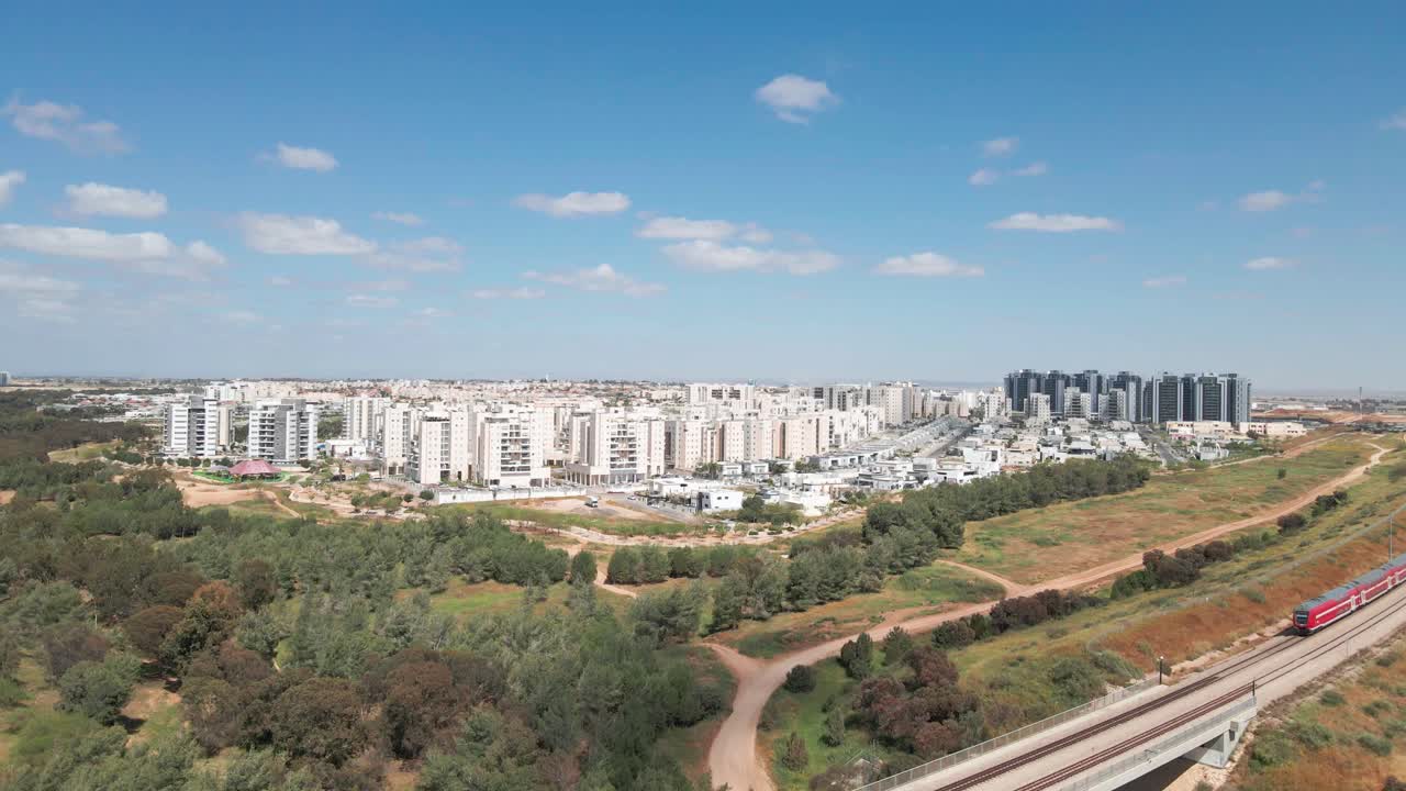 tren en un puente que ingresa a la ciudad del distrito sur de israel nombrado por netivot