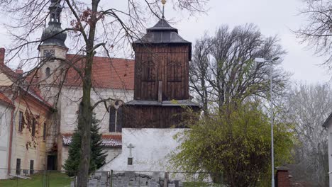 la torre del campanario de madera del renacimiento... establece el tiro.