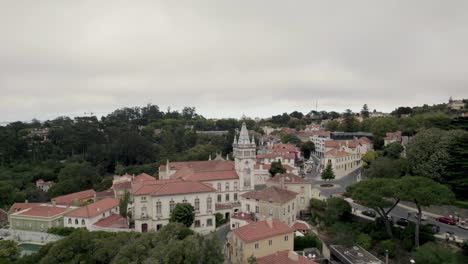 Toma-Panorámica-Aérea-Del-Histórico-Ayuntamiento-De-La-Ciudad,-Câmara-Municipal-De-Sintra-Con-Torre-Decorativa