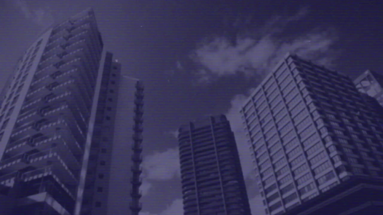 Animación de efecto glitch sobre una vista en contrapicado de edificios altos.