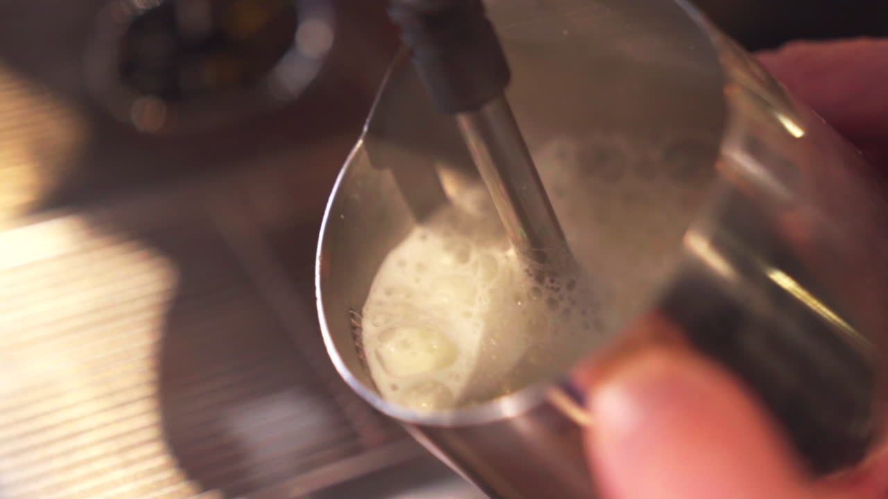 Creare un cuore di schiuma su una tazza di caffè al rallentatore