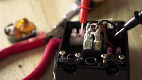medición de voltaje en dispositivo electrónico con dos sondas