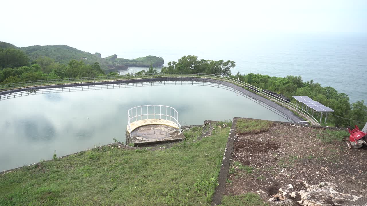 인도네시아 요그야카르타 구눙 키둘 지구의 남쪽 바다 가장자리에 있는 연못인 그리각 연못의 아름다운 아침 전망