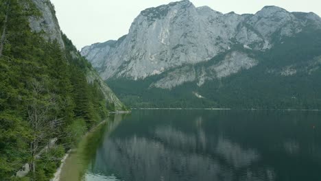 Bergsee-Mit-Der-Wunderschönen-Alpinen-Landschaftslandschaft