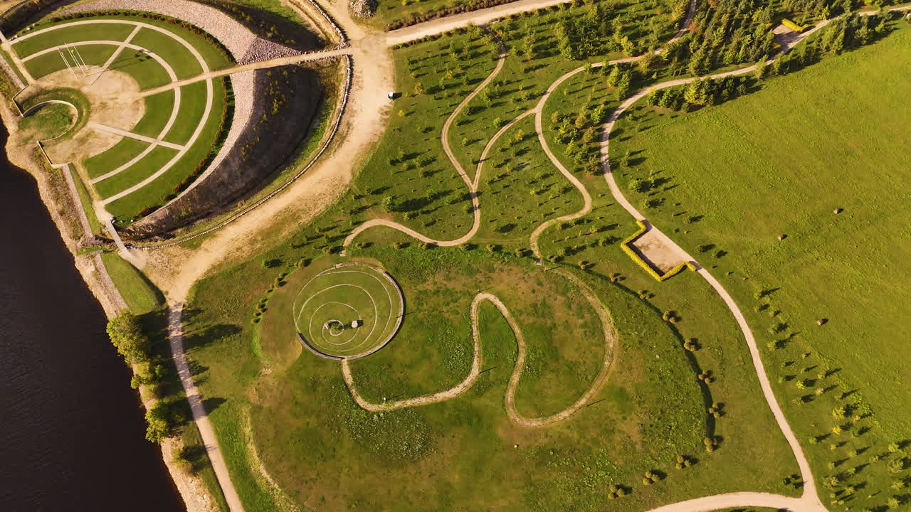ラトビアのコクネズで晴れた日にリケンダルツの上を回る空中鳥眼