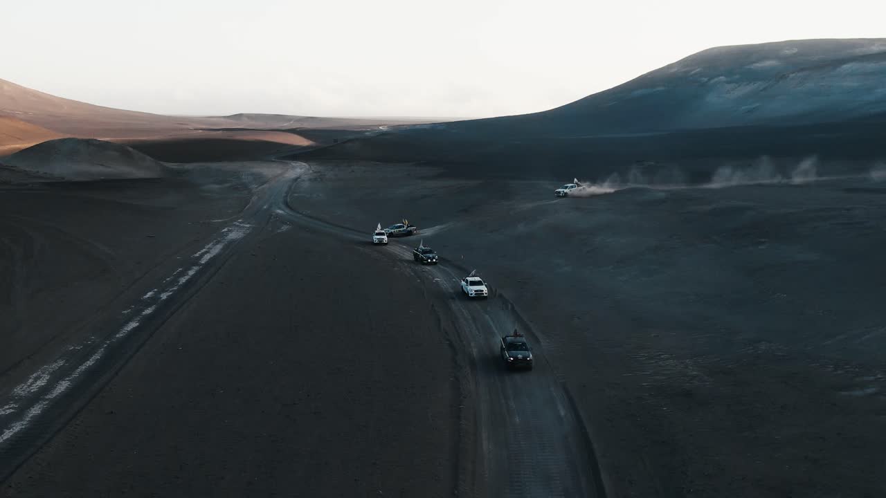 사막의 협곡을 가로질러 운전하는 트럭의 드론  ⁇
