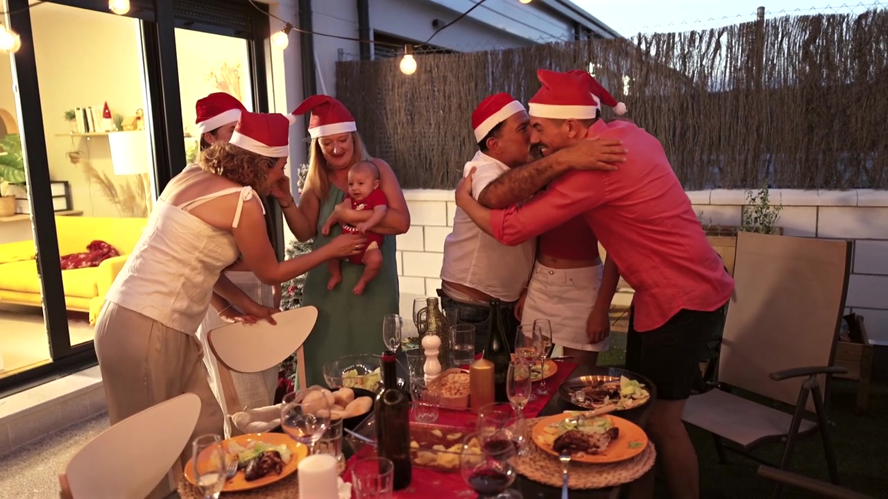 Família Feliz Celebrando a Ceia de Natal Juntos no Pátio Exterior