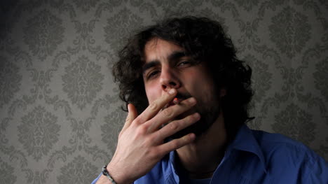 hombre fumando 00