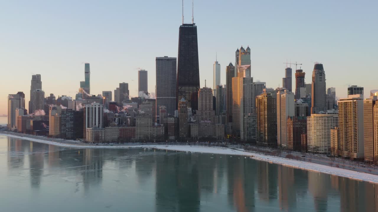 drone volando hacia el horizonte de chicago sobre el lago michigan en invierno