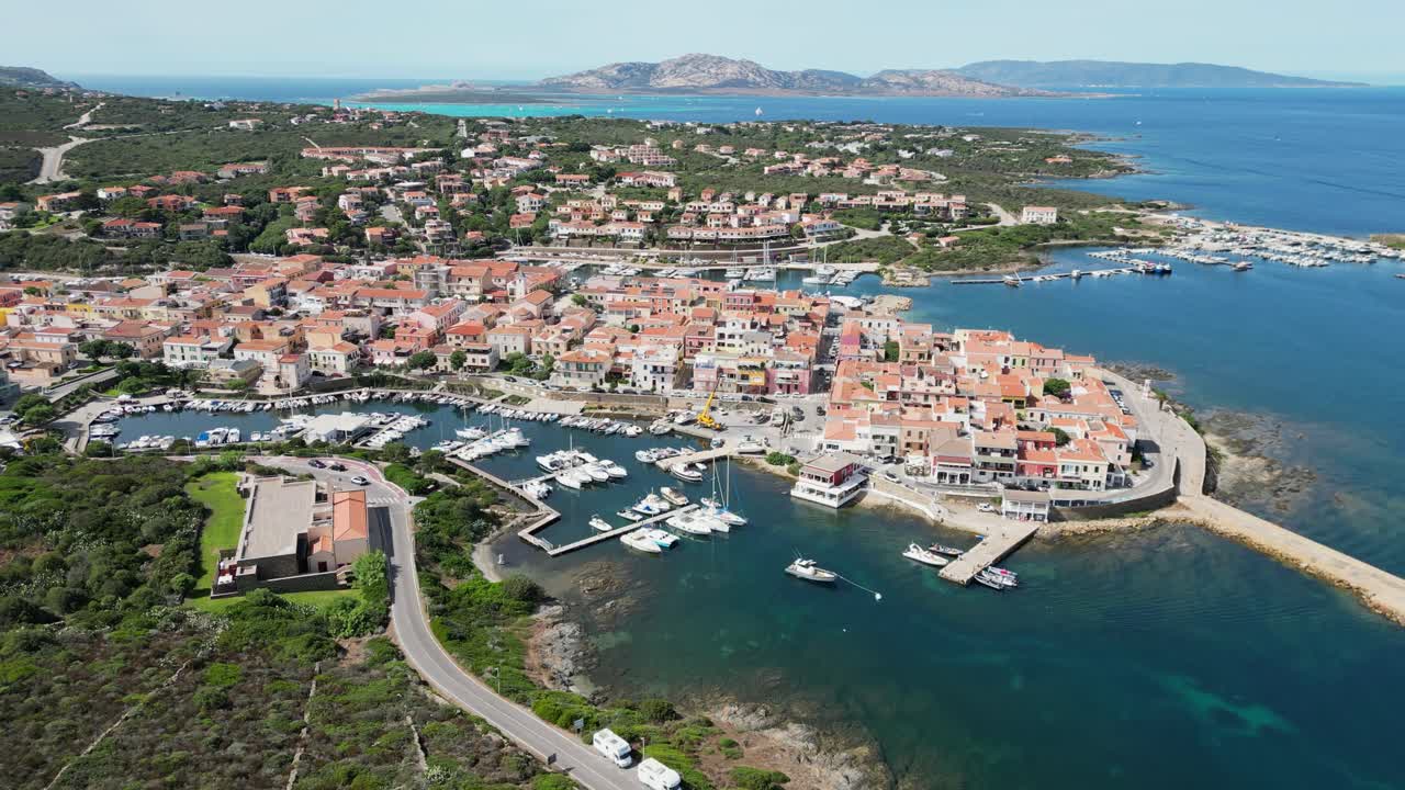 Città portuale di Stintino a Sassari, Sardegna nord-occidentale, Italia - Aerea 4k