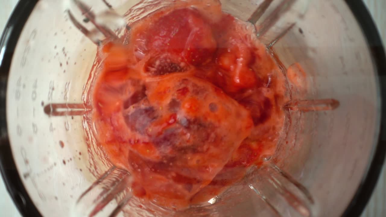 Preparazione di fragole nel frullatore. Movimento rallentato