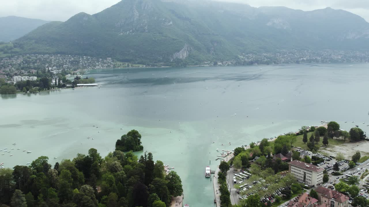 프랑스의 아름다운 알프스 호수 안네시 산, 공중  ⁇ 트업 설립자