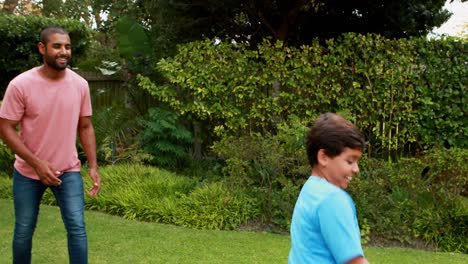 familia feliz jugando al fútbol 4k