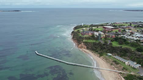 Luftaufnahme-In-Der-Nähe-Des-Historischen-Teils-Von-Queenscliff-Mit-Den-Port-Philip-Heads-In-Der-Ferne