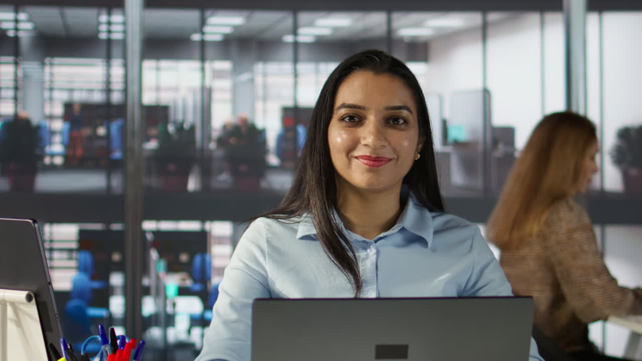 empresaria trabajando en oficina