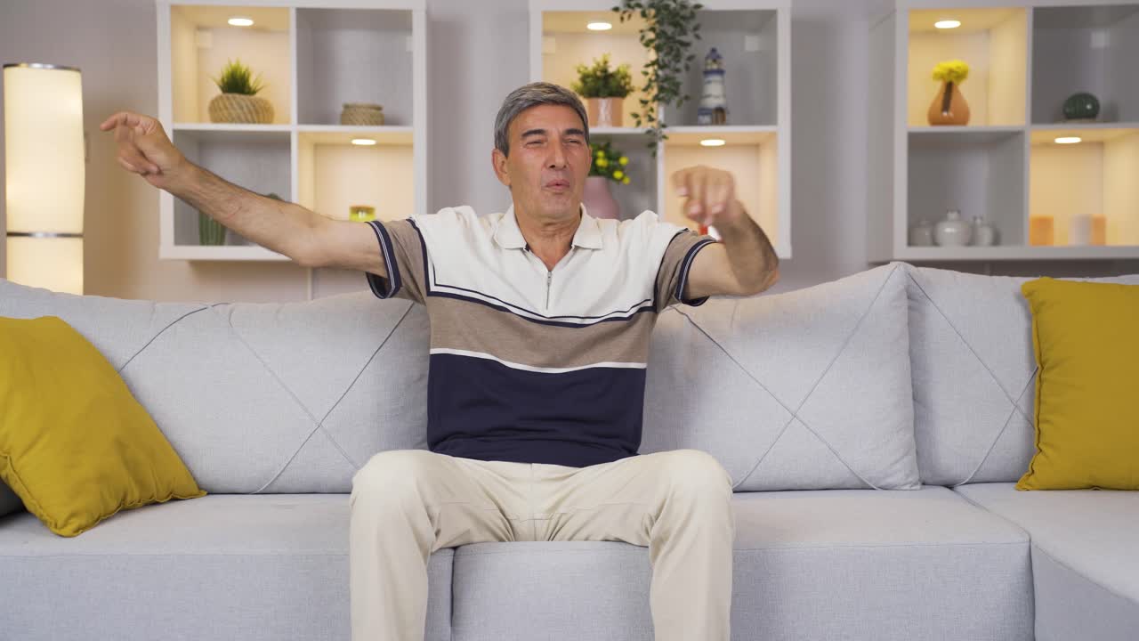 행복한 춤추는  ⁇ 은이 기 ⁇ 으로 가득 차 있습니다.