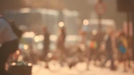 사람들이 도시를 가로질러 운전하고 자전거를 타고