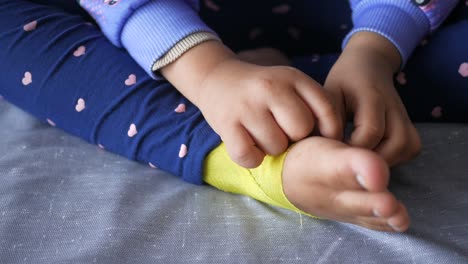 niño con un tobillo vendado