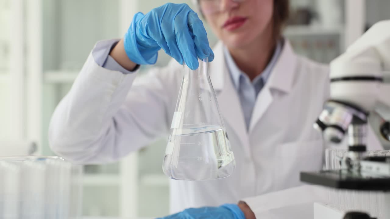 científico que trabaja en un laboratorio