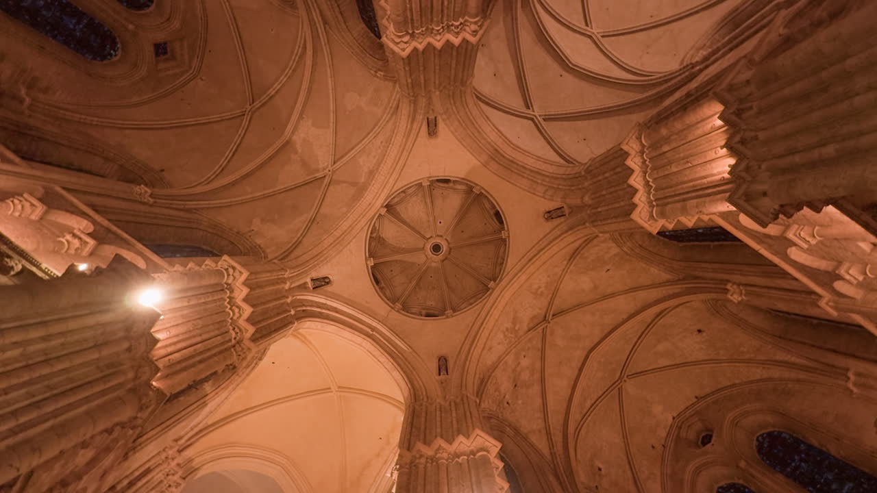 una impresionante vista hacia arriba del intrincado techo gótico de la iglesia de san nicolás en blois