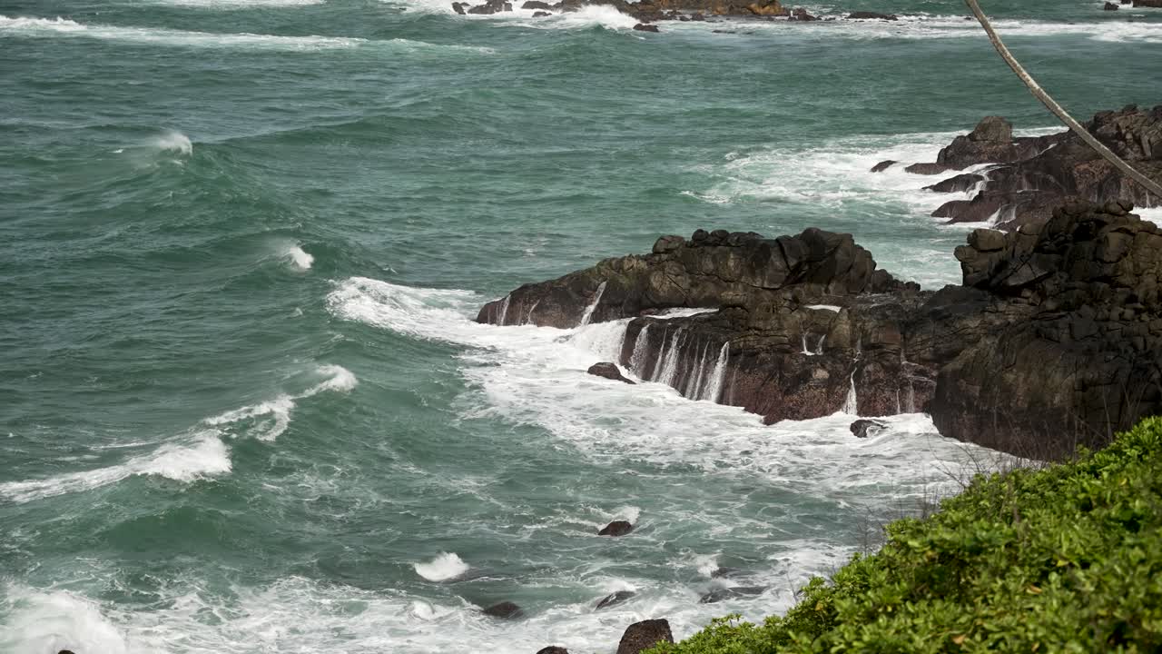 las dinámicas olas del océano chocan contra las costas rocosas, creando una vista dramática y cautivadora de la costa.