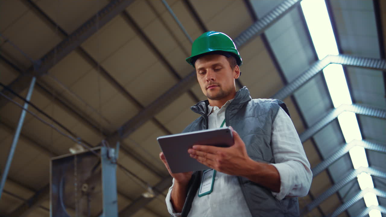 trabajador ganadero con una tableta en el cobertizo. profesional de producción láctea