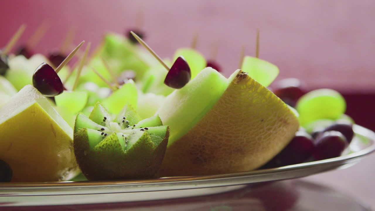 frutas frescas en rodajas, sandía, melón y uvas en un plato