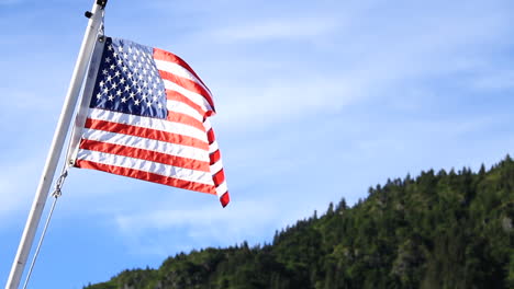 Amerika-Flagge-Weht-Im-Wind-Mit-Schönem-Blauem-Himmel